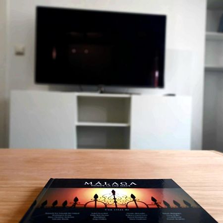 Apartamento Vacacional Cuarteles Malaga Bagian luar foto